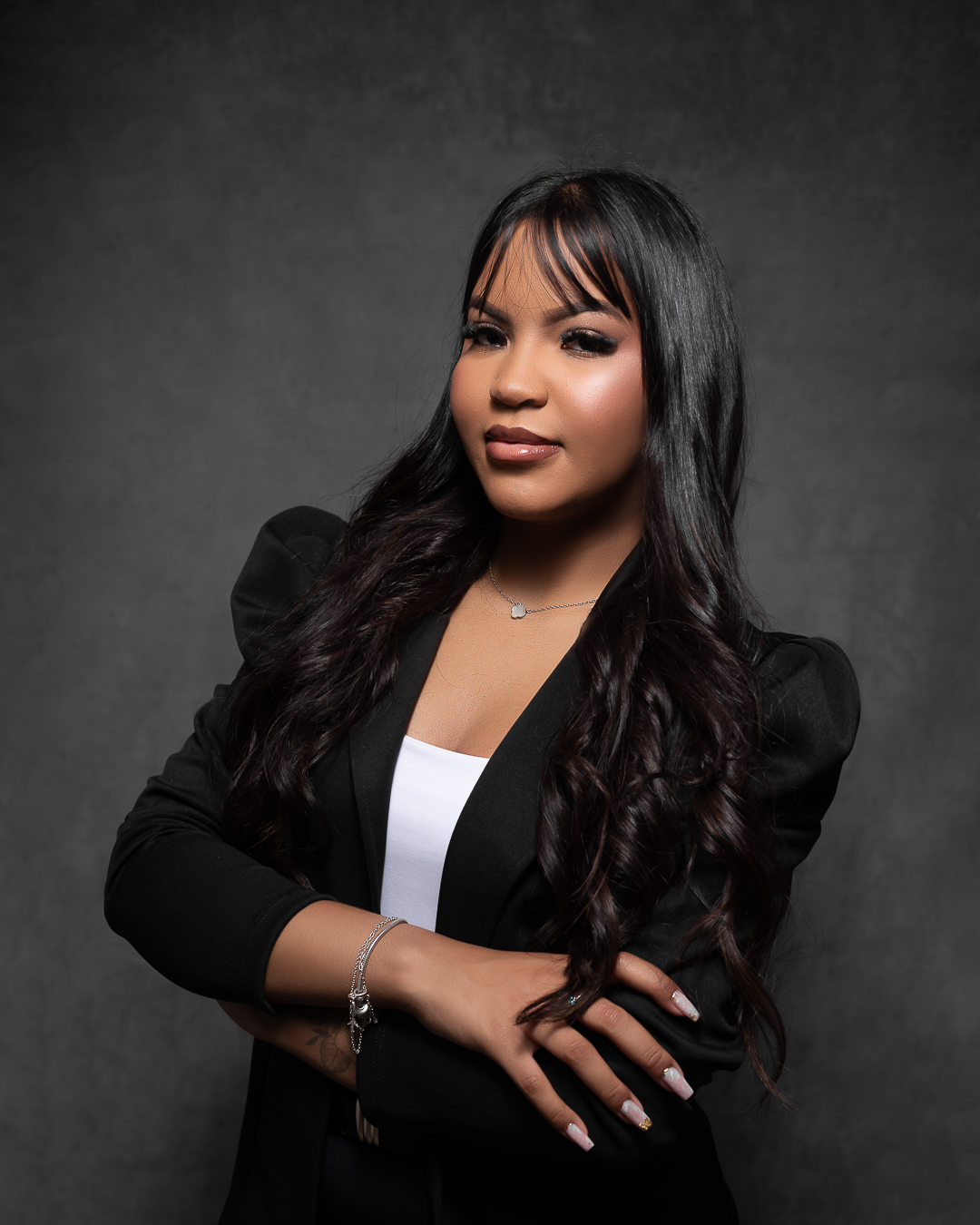 Retrato profissional de designer de unhas nails em estúdio, Cotia