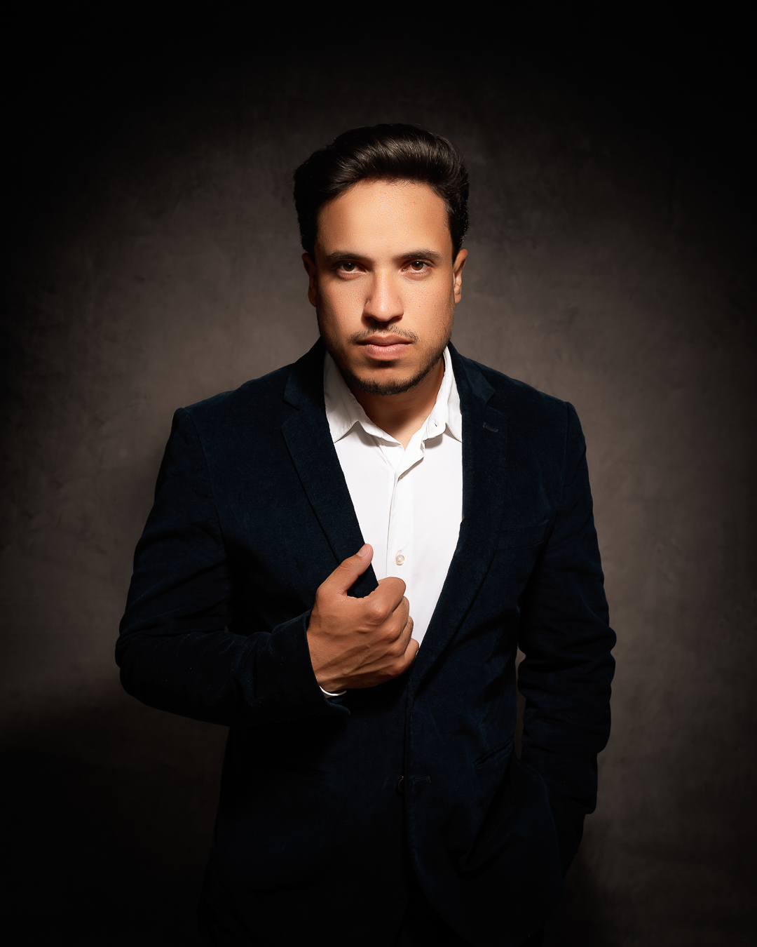 Retratos masculinos para barbeiro profissional em estúdio de Cotia