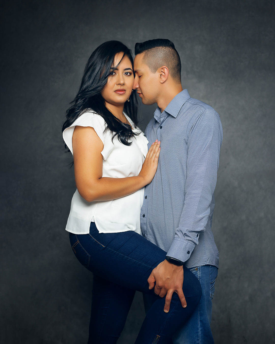 Retratos de família em Cotia/SP, fotografia em estúdio com composição harmoniosa