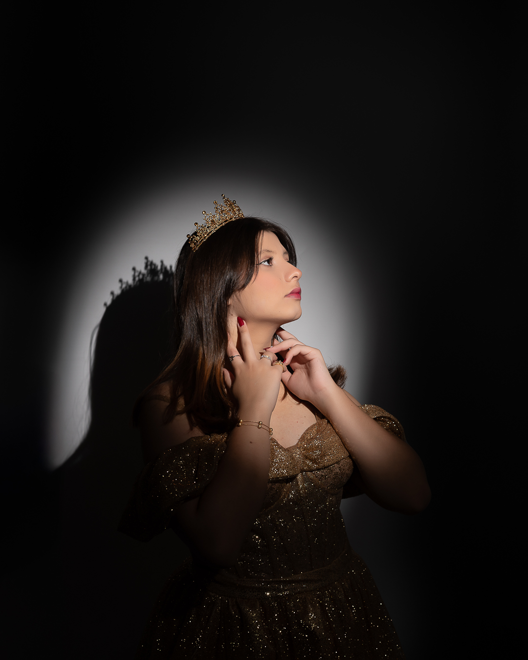 Debutante em ensaio de estúdio, fotos de 15 anos com look moderno e delicado