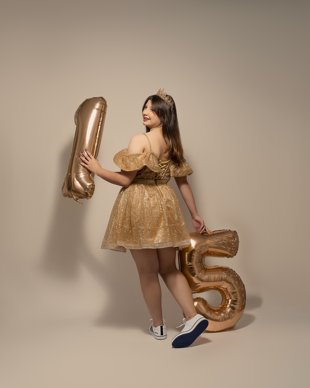 Fotografia de debutante em estúdio com fundo prata, fotos de aniversário de 15 anos