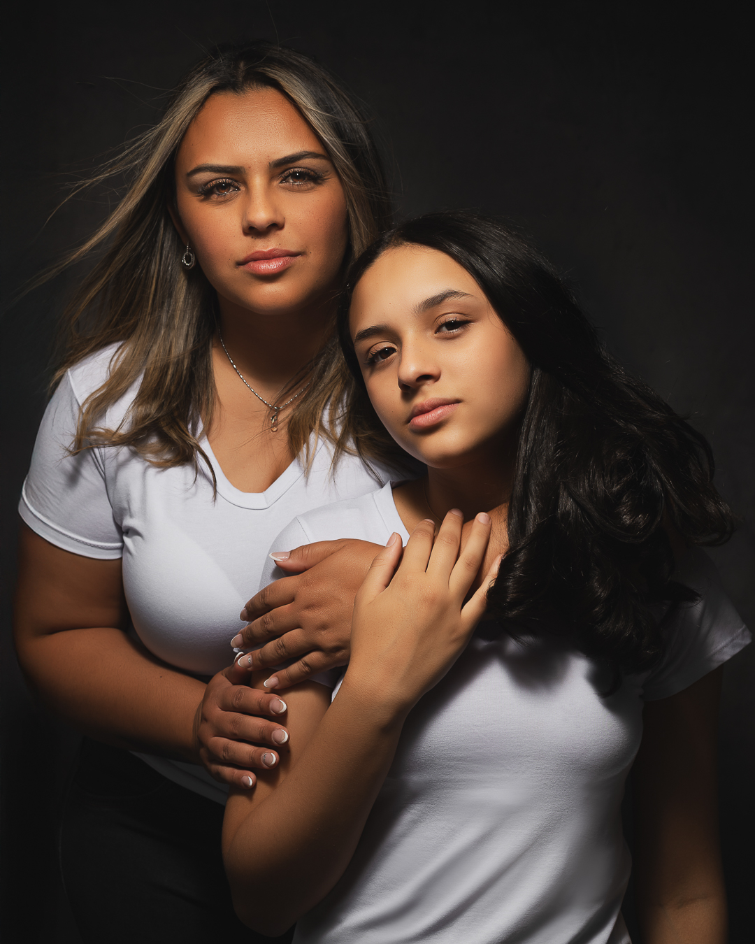 Fotos profissionais de família em estúdio no centro de Cotia, retratos elegantes