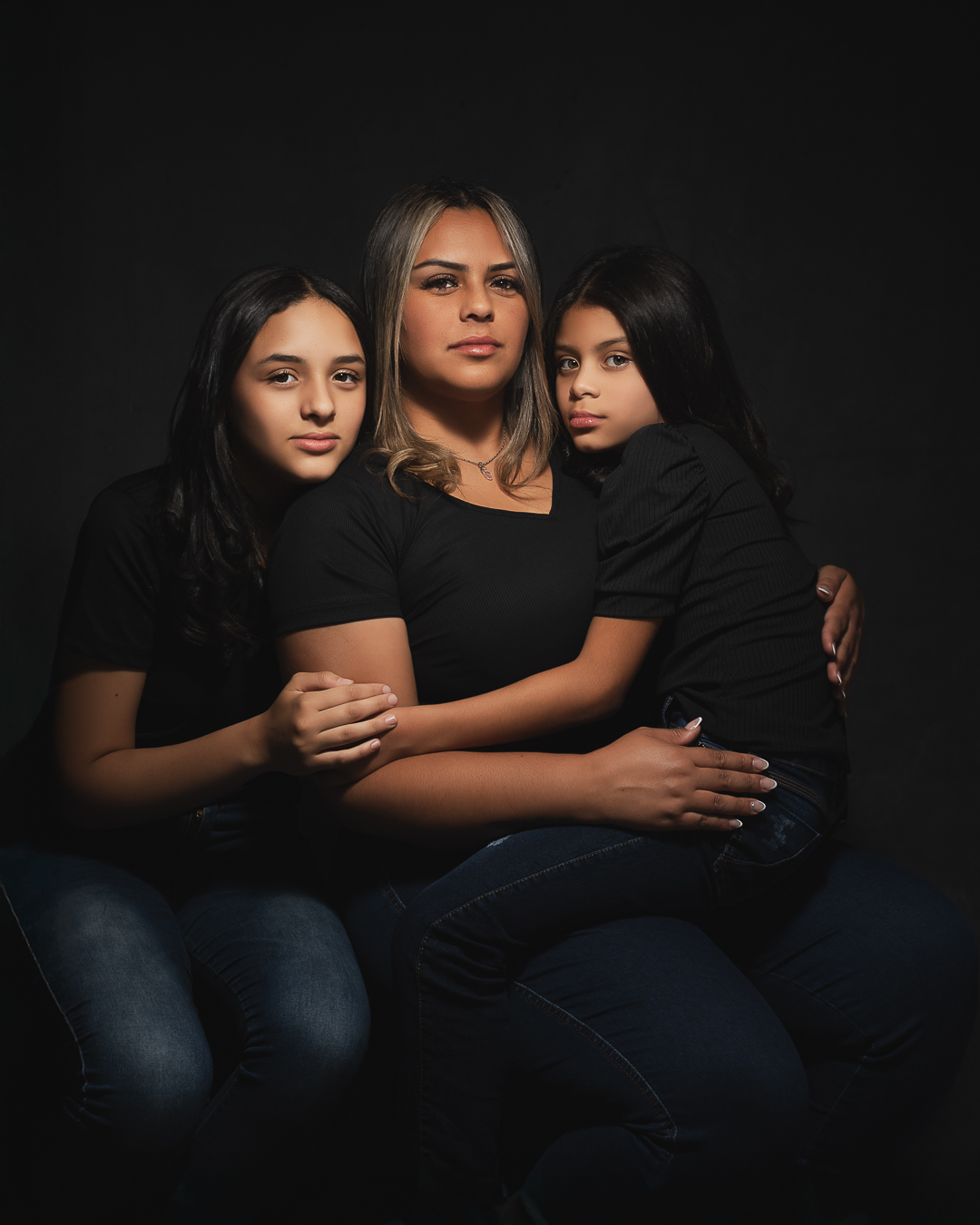 Retratos de família em Cotia/SP, fotografia em estúdio com composição harmoniosa