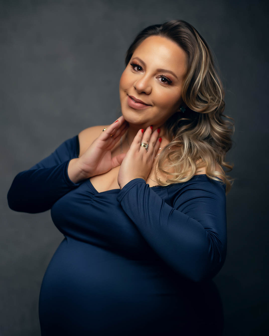 Ensaio de gestante em Cotia, estúdio com fundo claro e look elegante