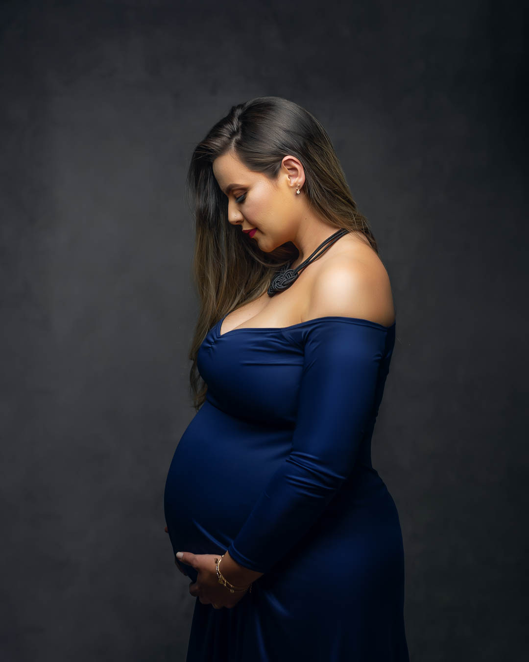 Retratos de gestante em estúdio com foco na intimidade e beleza da gravidez