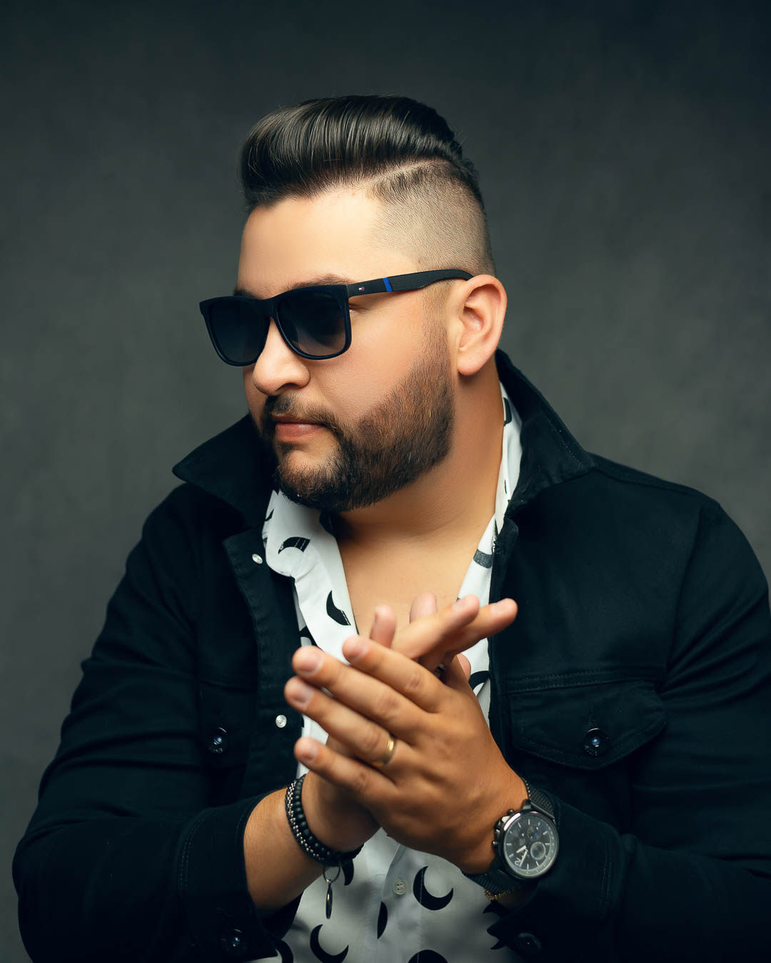 Foto profissional para flyer e divulgação de cantor sertanejo, imagem de impacto