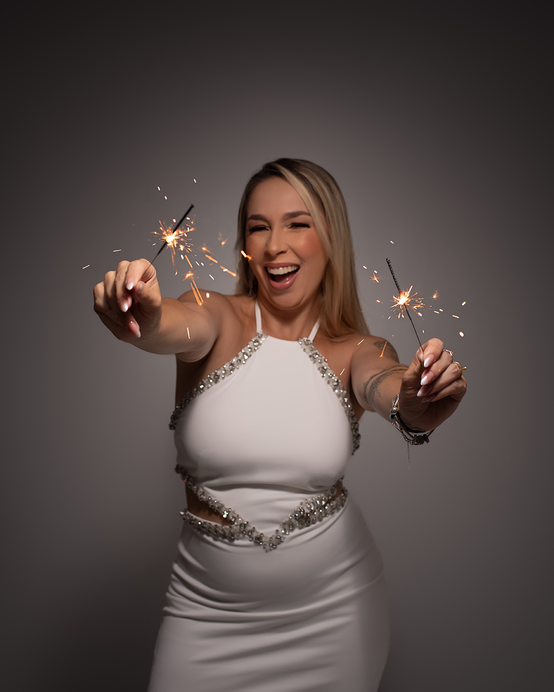 Book de aniversário feminino, fotos elegantes em estúdio com fundo clean, Cotia