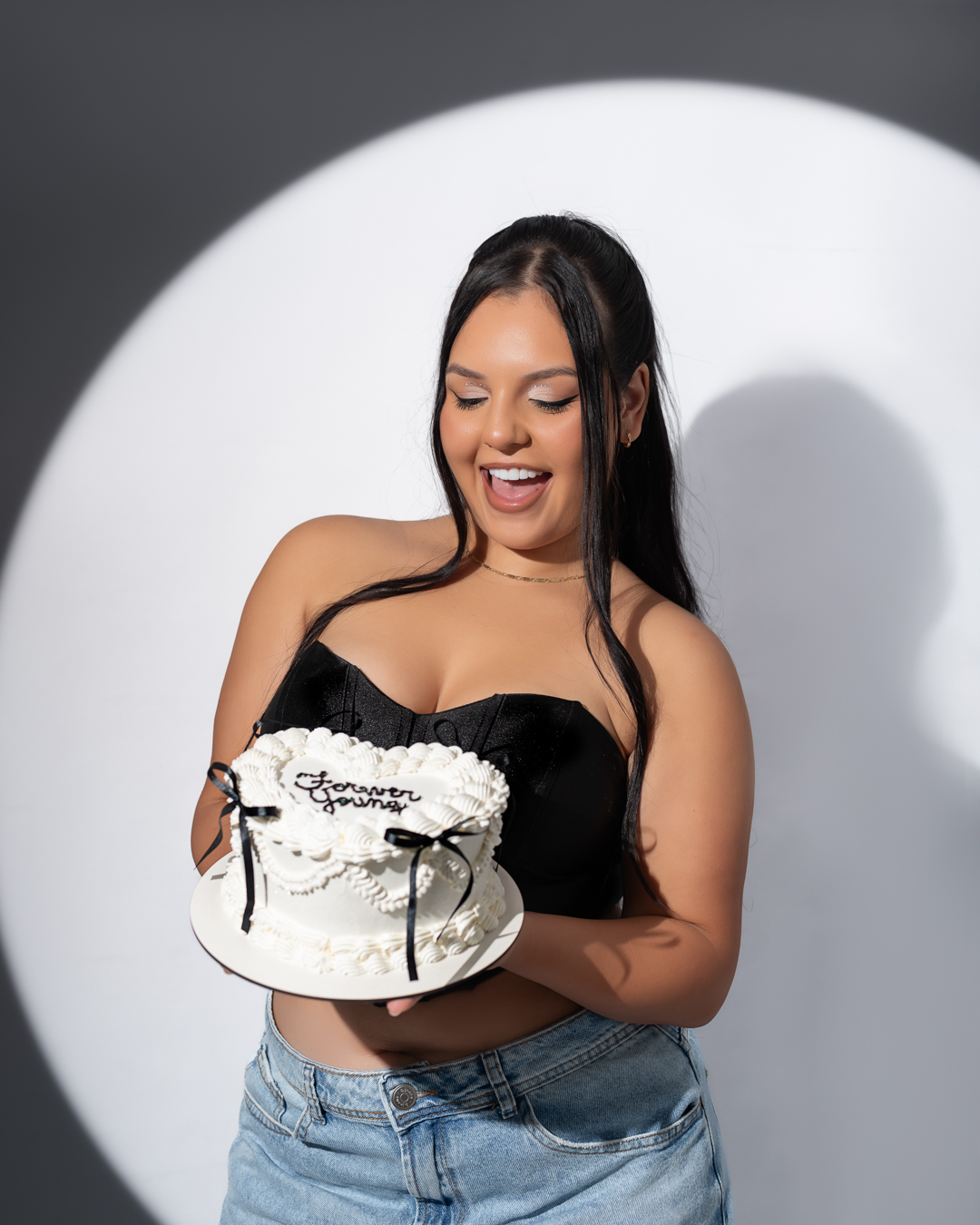 Ensaio fotográfico de aniversário clean no fundo branco, ideias de fotos em Cotia