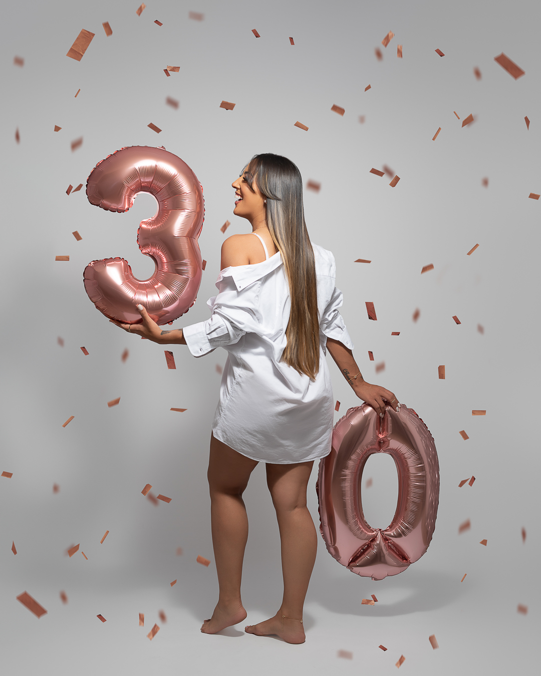 Ensaio minimalista e chique de aniversário feminino no estúdio em Cotia